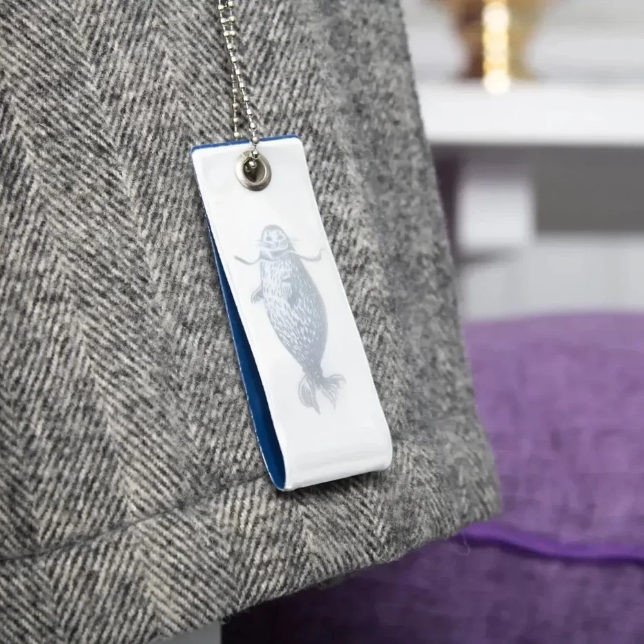 リフレクター（反射タグ）「アザラシロゴ」 by エリック・ブルーンｘフィンランド自然保護協会